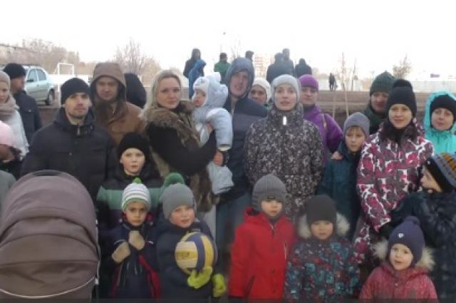 Оренбуржцы обратились к Путину и Бергу за помощью из-за площадки для детей.