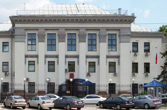 Сотрудник посольства РФ сбил двух человек в Киеве – женщина в больнице
