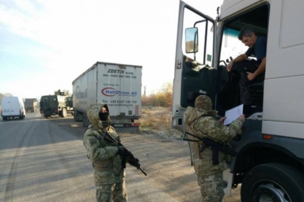 Все дороги вокруг мест обысков перекрыты, военные обыскивают все проезжающие автомобили