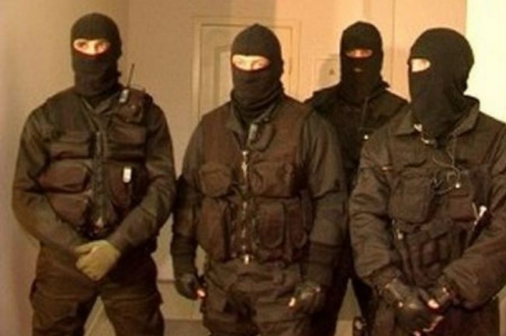 Также правоохранители в одном из санаториев задержали местного авторитета Атиллу Горвата, по кличке Доки, который следил за переправкой мигрантов через границу.
