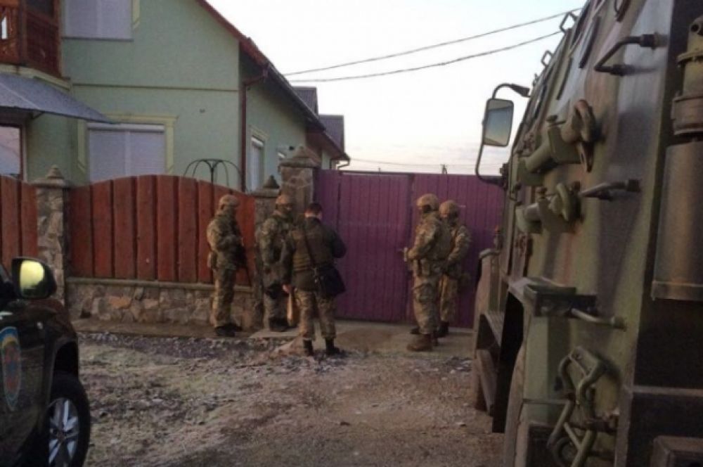 Некоторые дороги в области перекрыты силовиками, также военные приезжали и в домохозяйства, и просто в частные дома.