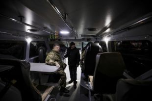 Порошенко вышел на новом военном катере в открытое море