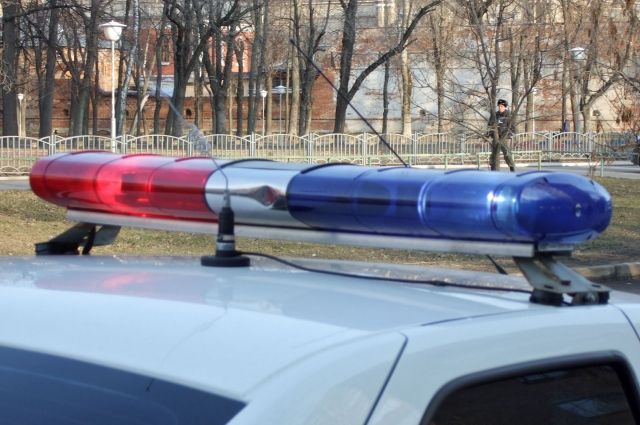 В Оренбурге в результате ДТП «ВАЗ» врезался в столб, водитель в больнице.