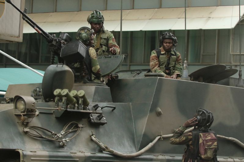 Военная техника на улицах столицы страны Хараре.