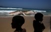 15 ноября. Мертвый кит на берегу пляжа Ипанема в Рио-де-Жанейро, Бразилия.