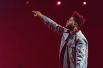 Канадский исполнитель эфиопского происхождения The Weeknd (Эйбел Тесфайе) занял первую строчку. Годовой доход 27-летнего музыканта к 2017 году достиг 92 млн долларов, большую часть из которых — 75 млн — он получил за концертную деятельность.