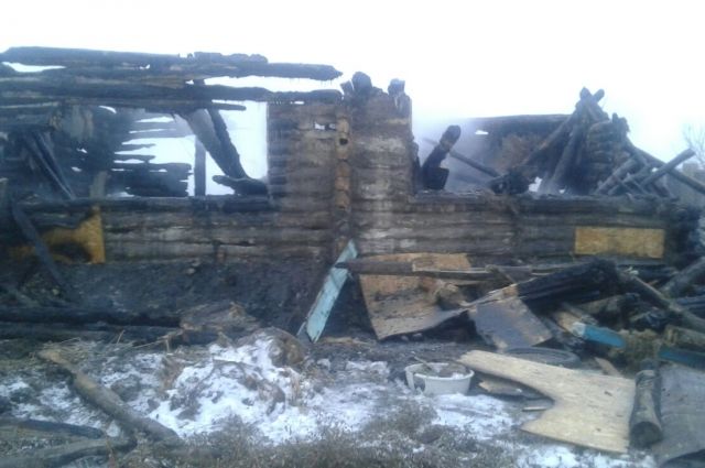 Пожар уничтожил деревянный дом в считанные минуты.