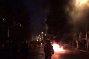 Активисты жгли шины под АП, протестуя против депортации «грузинских друзей»