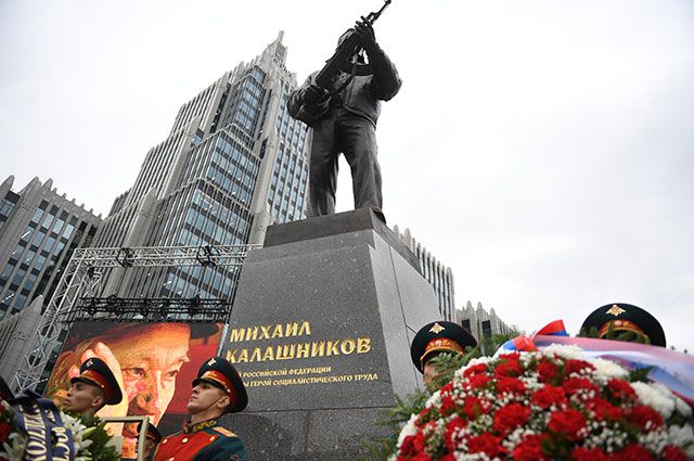 Памятник оружейнику Михаилу Калашникову на пересечении Садово-Каретной и Долгоруковской улиц в Москве.
