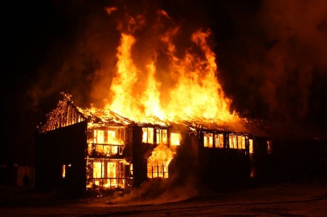 К моменту прибытия огнеборцев дом и надворные постройки были охвачены огнём.