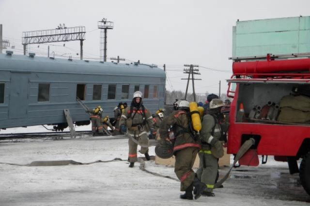 Сотрудники МЧС эвакуировали ряд зданий в Омске.