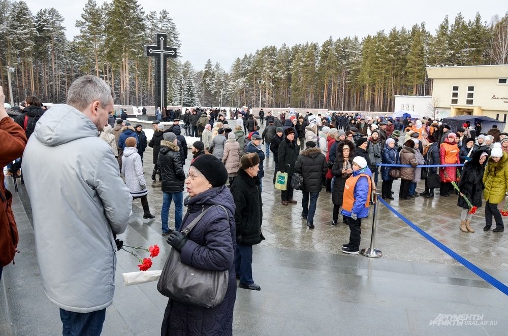 Сотни людей пришли на открытие монумента на 12-м километре Московского тракта на территории Мемориального комплекса жертвам репрессий.