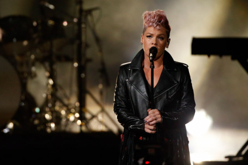 Pink поразила всех своим исполнением песни с участием в номере акробатов и балета.