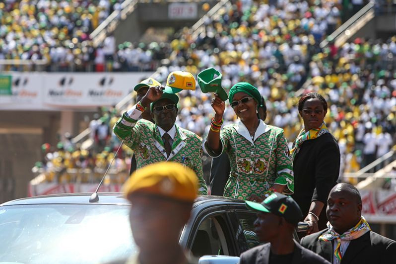 Роберт Мугабе во время митинга в преддверии президентских выборов 31 июля 2013 года на Национальном спортивном стадионе в Хараре, 28 июля 2013 года.