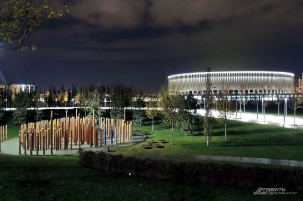 Водный лабиринт на фоне стадиона ФК «Краснодар».
