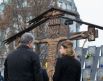 Президентская чета установила лампадки к Кресту на месте гибели Героев Небесной Сотни и почтила их память.