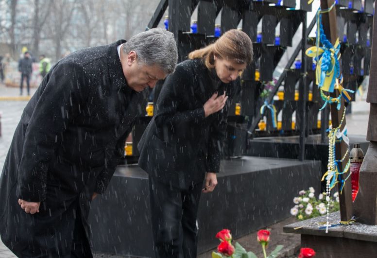 Порошенко вместе с женой Мариной Порошенко приняли участие в церемонии чествования памяти Героев Небесной Сотни в Киеве.