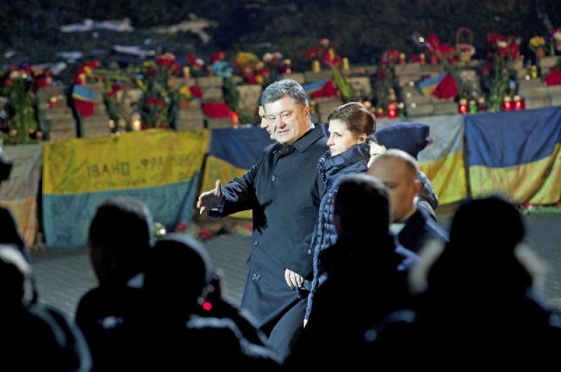 Первая годовщина Евромайдана и празднование Дня Свободы и Достоинства омрачилось конфликтами. На первых траурных мероприятиях в Киеве президента Украины - Петра Порошенко, освистали родственники погибших ребят из