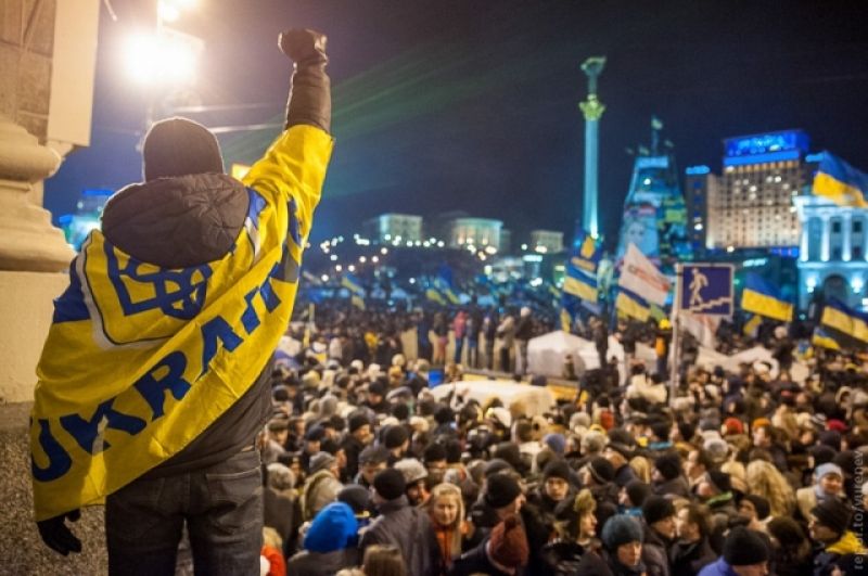 21 ноября 2013 года народ вышел на Майдан во второй раз в истории Независимости - на этот раз, требуя немедленно подписать договор о евроинтеграции. Увы, мирные акции и протесты завершились тем, что спустя 10 дней, в ночь на 1 декабря,