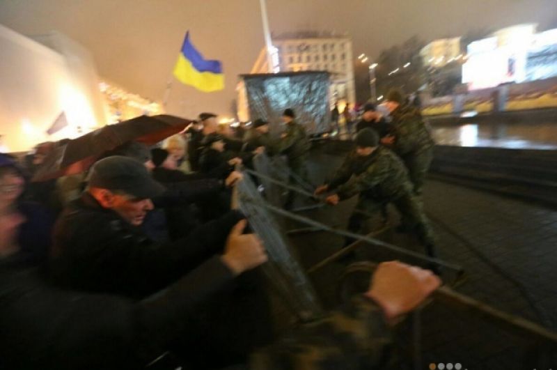 А памятные церемонии и концерт на Майдане в Киеве чуть не сорвали активисты, которые выступали против отмечания Дня Свободы и Достоинства, чья история омрачена смертями, как концерта.