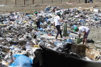 Волонтеры убирают мусор за отдыхающими, чтобы вернуть природе первозданный вид. 