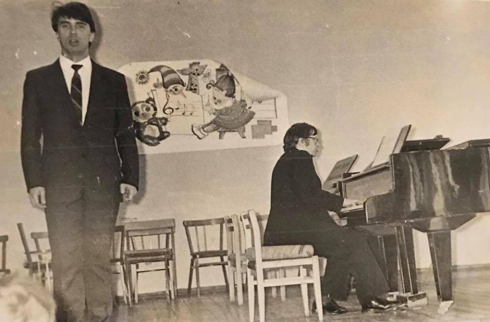Хворостовский выступает на концерте в институте искусств в Красноярске. 1985 год. 