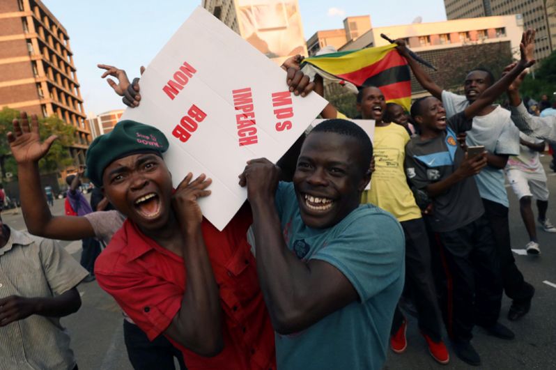 Жители Зимбабве празднуют отставку Мугабе в столице Хараре.