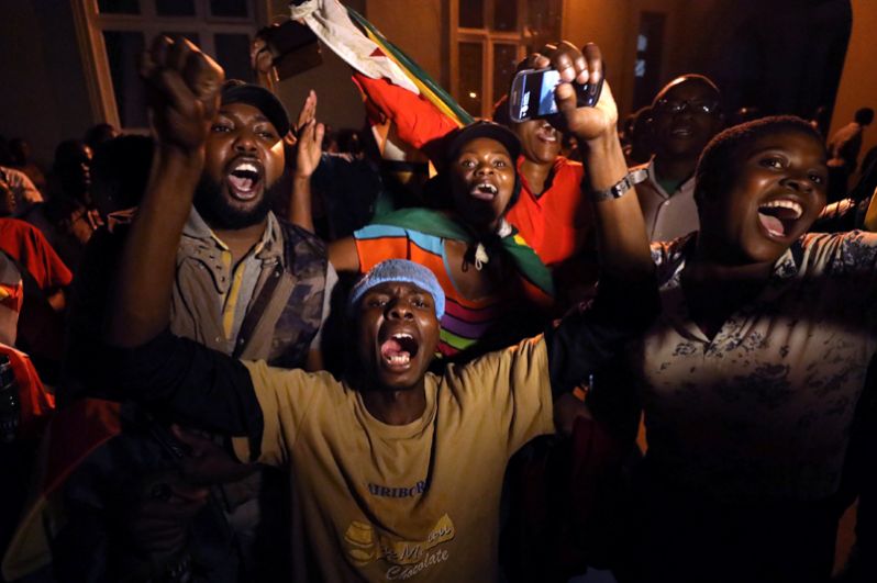 Жители Зимбабве празднуют отставку Мугабе в столице Хараре.
