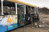 Сила взрыва была настолько сильной, что несколько дверей автобуса буквально отломались, а стекла разлетелись на десятки метров вокруг. 