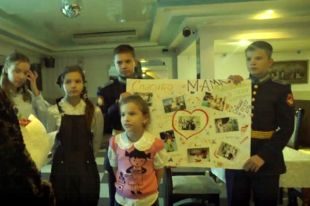 Ресторан, стихи, цветы, свечи: тюменцы делают особенным День матери