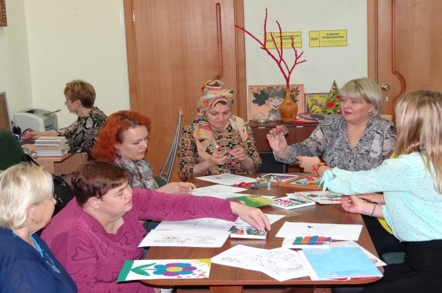 Ямальские пенсионеры создают пластилиновые картины