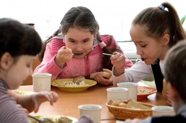Редко дети в школьных столовых едят с аппетитом.