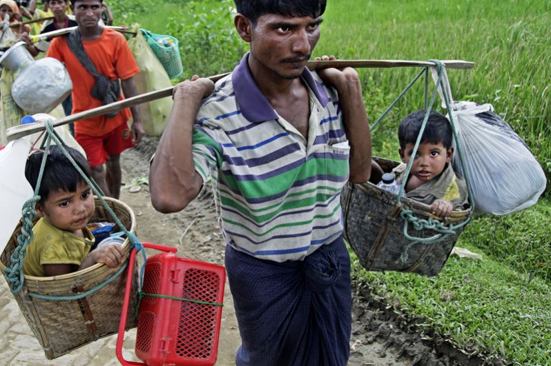 Беженцы рохинджа прибывают в лагерь «Балухали» на границе Мьянмы и Бангладеш.