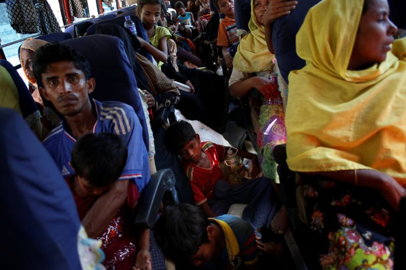 Недавно прибывшие беженцы, которые несколько часов назад пересекли границу между Бангладеш и Мьянмой, отправляются в пункт регистрации в городе Текнаф.