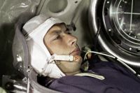 Космонавт Борис Егоров в кабине космического корабля «Восход». Тренировка перед полетом в космическое пространство. 1964 год.