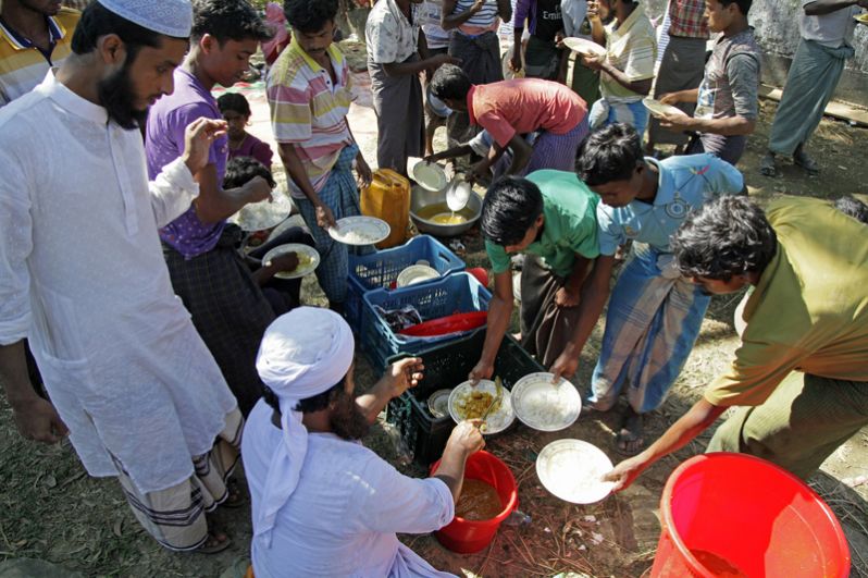 Раздача пищи беженцам рохинджа в лагере «Балухали» на границе Мьянмы и Бангладеш.