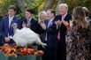 21 ноября. Президент США Дональд Трамп помиловал индюшку на традиционной церемонии в честь Дня благодарения в Розовом саду Белого дома в Вашингтоне.