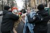 21 ноября. Полицейские задерживают активисток группы «Фемен» во время акции протеста против президента Украины Петра Порошенко возле штаб-квартиры президента в Киеве.