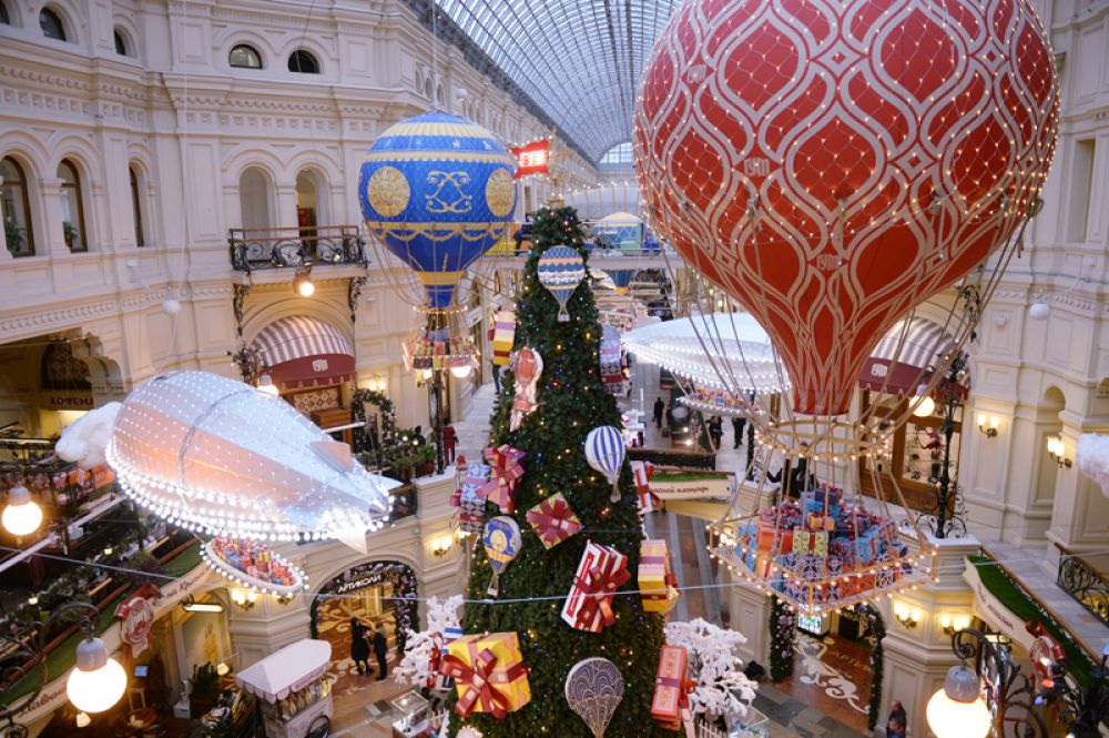 22 ноября. Праздничное оформление в ГУМе в Москве.
