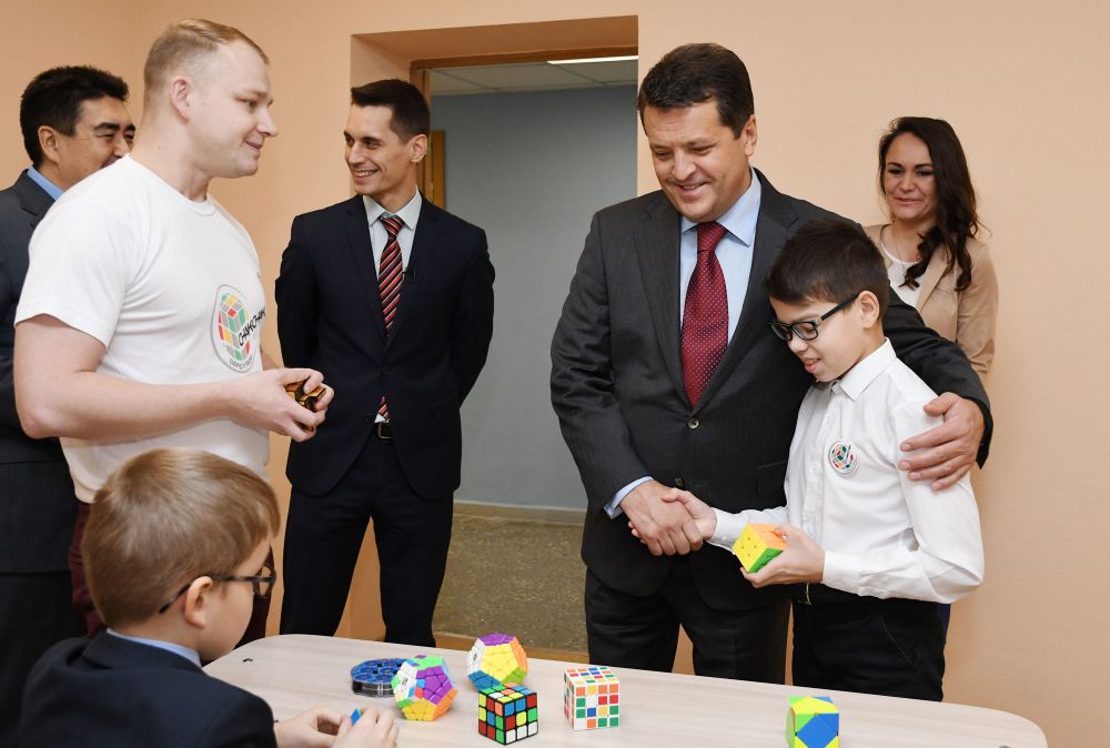 Мэр Казани поддержал инициативу проведения в городе чемпионата по спидкубингу (сборе кубика Рубика на скорость).