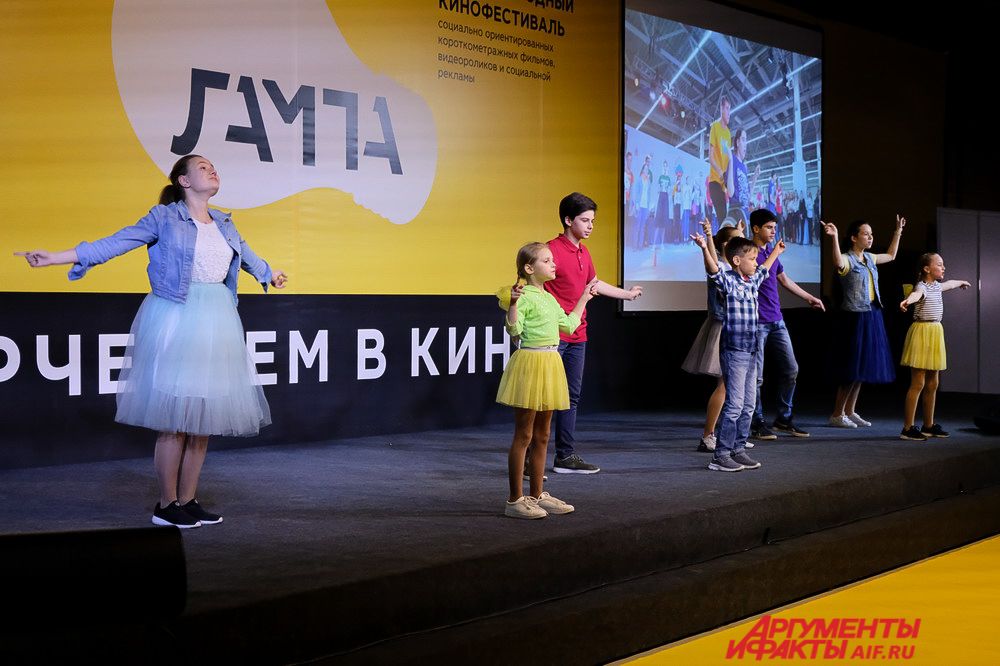 На сцене дети читали стихи и танцевали.
