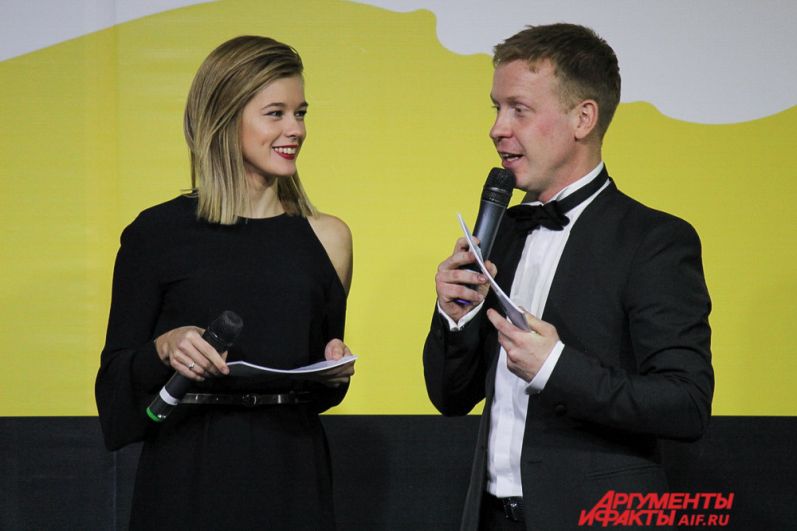 Церемонию награждения вели актриса Катерина Шпица и актёр Антон Богданов. 