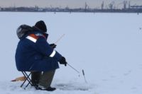 Рыбакам-любителям подледного лова стоит набраться терпения.
