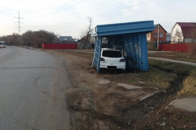 УМВД: в Оренбурге Mazda въехала в остановку, пострадавших нет.