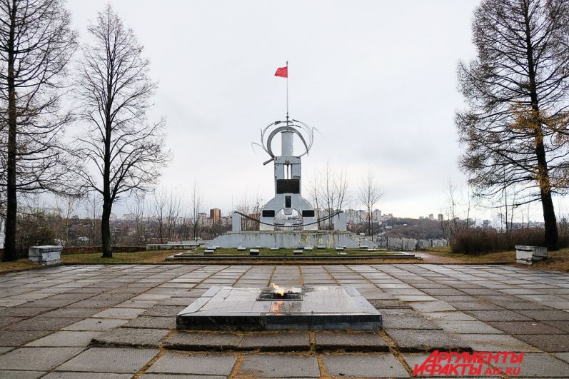 На улице Огородникова находится Вечный огонь, памятник Революции 1905 года и музей-диорама. Раньше на этом месте была часовня, у которой собирались заводчане на митинг. Позже решили создать памятник Революции 1905 года в образе легендарного Мотовилихинского 50-тонного молота, который был построен на пушечном заводе горным инженером Воронцовым.