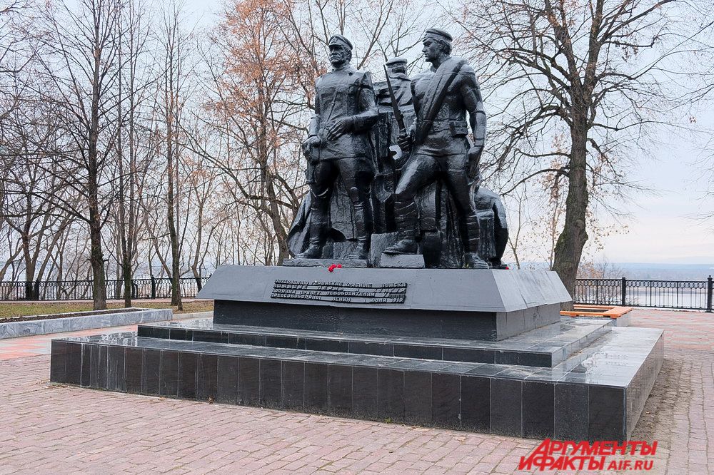 Гуляя по скверу имени Решетникова можно увидеть монумент «героям Гражданской войны». Памятник посвящён штурму матросов и солдат Красной армии на реке Кама летом 1919 года. Тогда красноармейцы «выбили» из города армию Колчака.