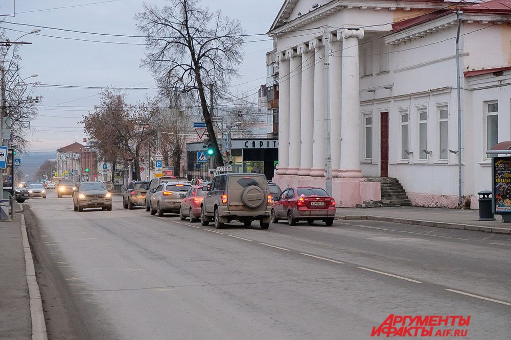 Улица Сибирская в советское время называлась имени Карла Маркса, затем была переименована в Сибирскую. Исторически это название связано с тем, что улица была частью великого Сибирского тракта, во времена, когда не было других путей сообщения с Сибирью.