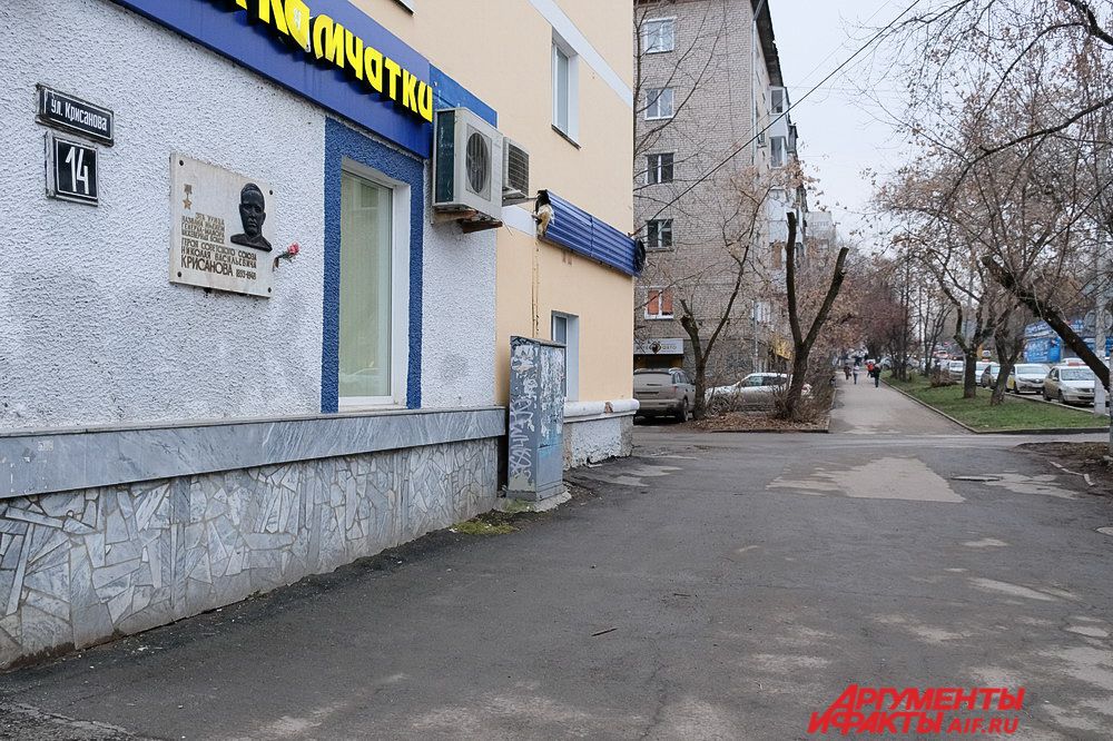 Улица Крисанова носит имя генерала советской армии Николая Васильевича Крисанова. Он родился в Перми и окончил Павловское военное училище. Затем стал кадровым офицером Белой армии, а во время боя в Сибири был взят в плен и перешёл на сторону «красных».