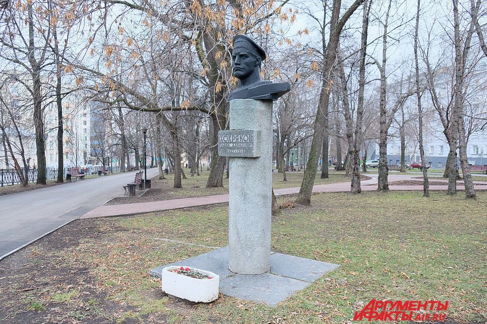 В сквере имени Дягилева, около театра оперы и балета установлен памятник балтийскому матросу Павлу Хохрякову. Участник борьбы за Советскую власть на Урале, был убит на фронте при отступлении Красной армии и похоронен в Перми. Когда в город пришли белые солдаты, они выкопали его тело и выбросили, а позже на этом месте в 1969 году был установлен бюст матросу.