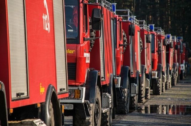 В Оренбурге пожарные 2 часа тушили вагончик для строителей.